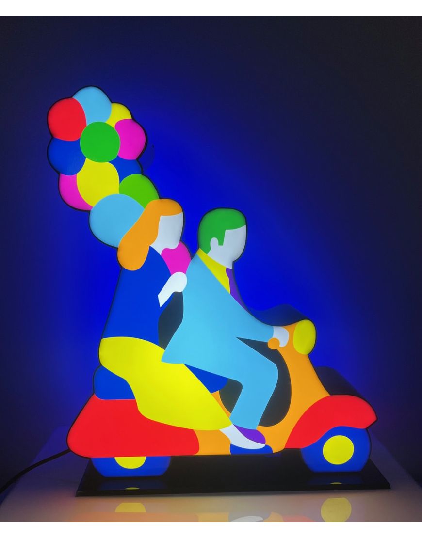 Coppia in Vespa with balloons