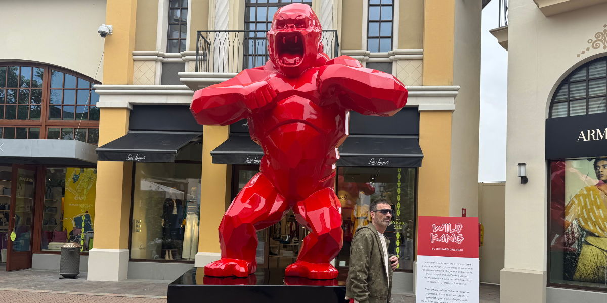 Wild Kong by Richard Orlinski arrives at Fidenza Village: contemporary art and lifestyle in dialogue
