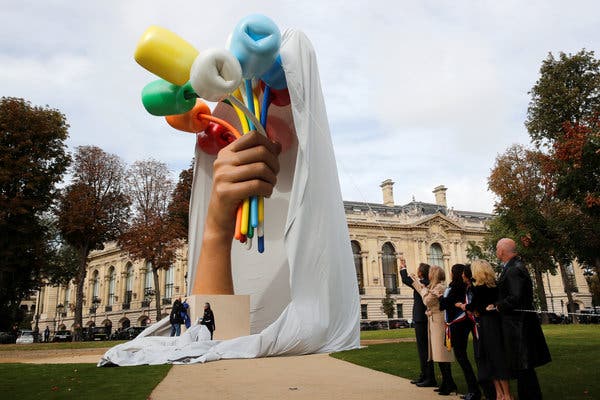 "BOUQUET OF TULIPS": JEFF KOONS INAUGURATES 11 TULIPS IN PARIS